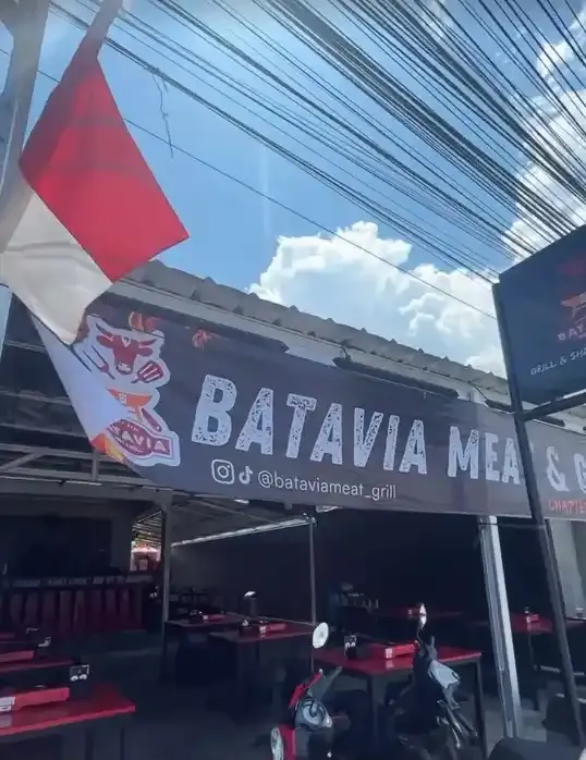 Tampak depan kedai dengan spanduk Batavia Meat & Grill