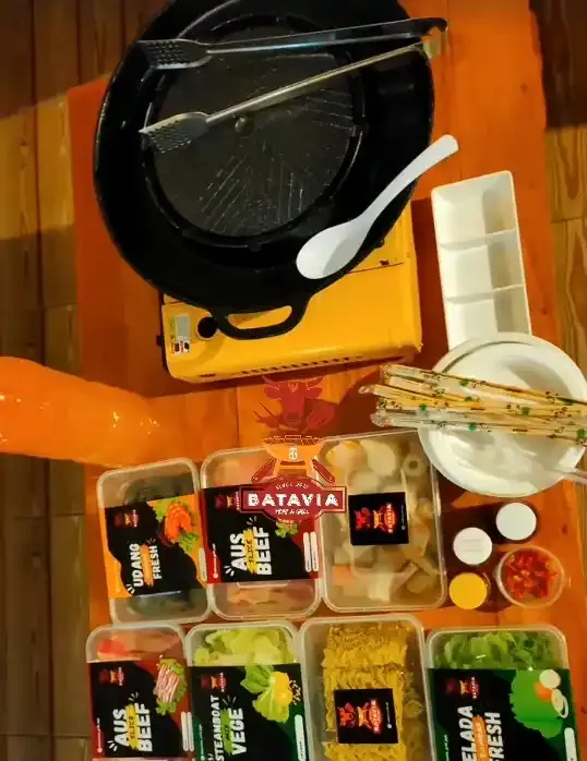 Satu set alat grill dan paket bahan yang siap diantar