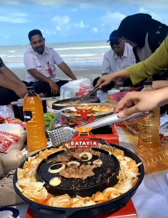 Rombongan nge-grill di pinggir pantai